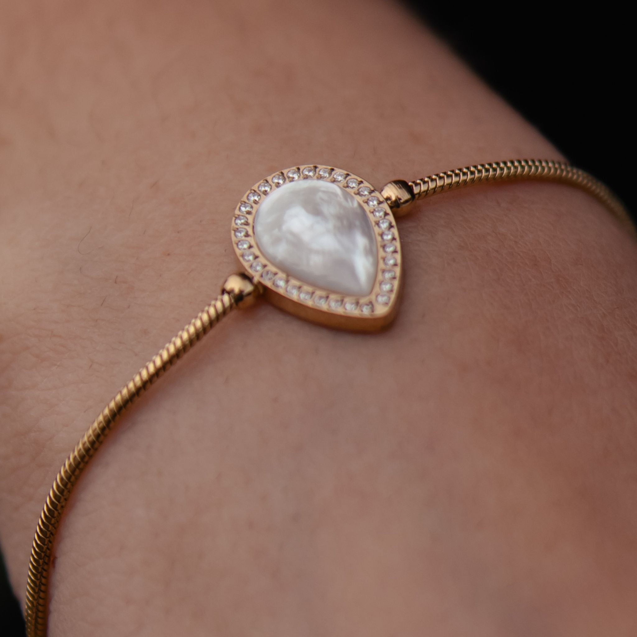 TEAR | Pulseira com Pendente em Lágrima de Zircônias em Aço Inoxidável