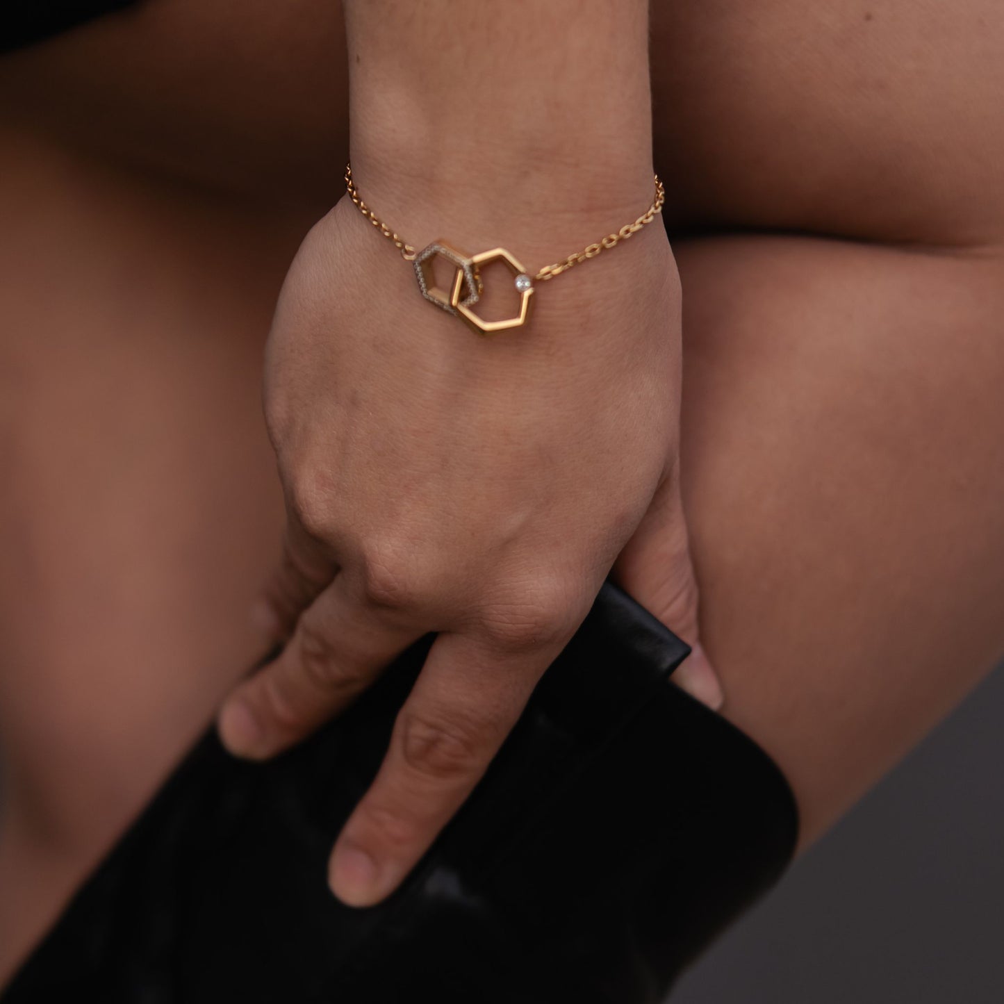 ZARA I | Pulseira com Hexágonos Interlaçados e Zircônias em Aço Inox