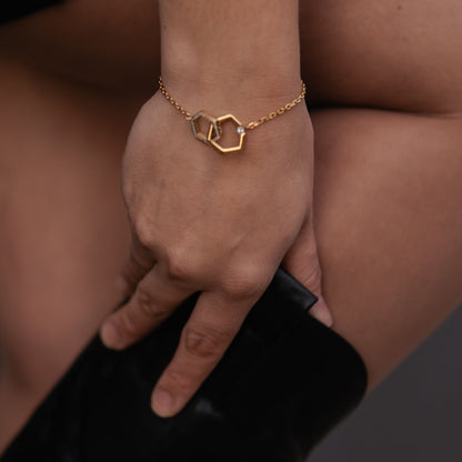 ZARA I | Pulseira com Hexágonos Interlaçados e Zircônias em Aço Inox