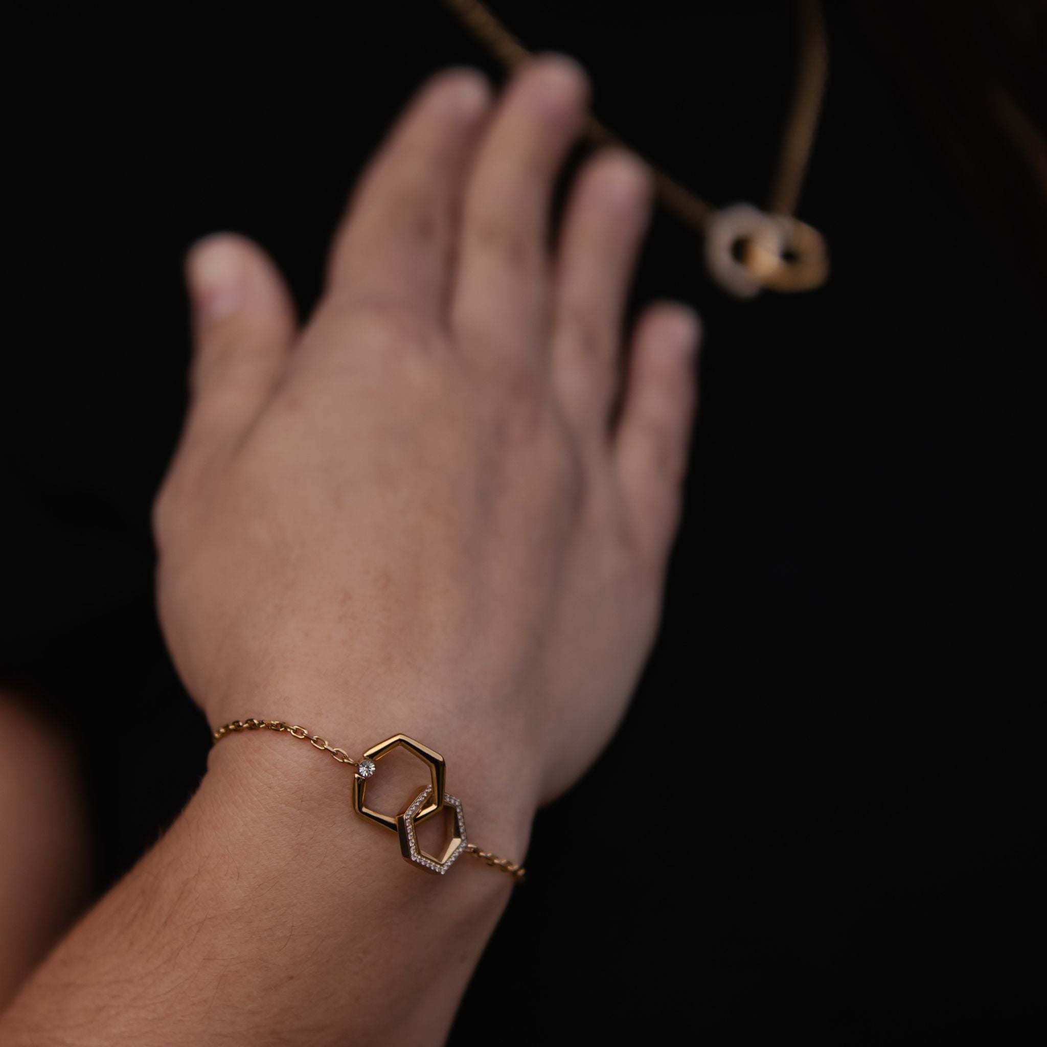 ZARA I | Pulseira com Hexágonos Interlaçados e Zircônias em Aço Inox