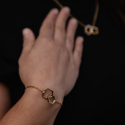 ZARA I | Pulseira com Hexágonos Interlaçados e Zircônias em Aço Inox