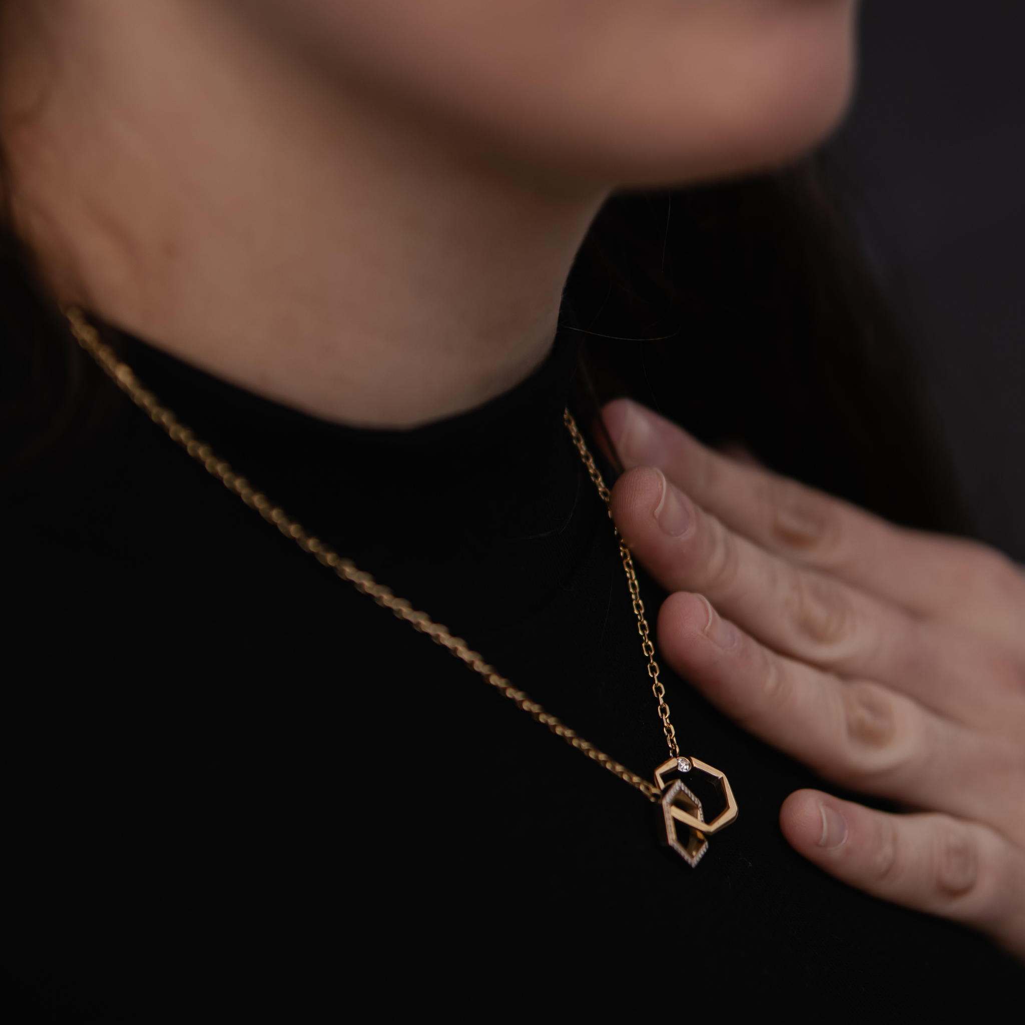 ZARA I | Colar com Hexágonos Interlaçados e Zircônias em Aço Inox