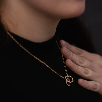 ZARA I | Colar com Hexágonos Interlaçados e Zircônias em Aço Inox