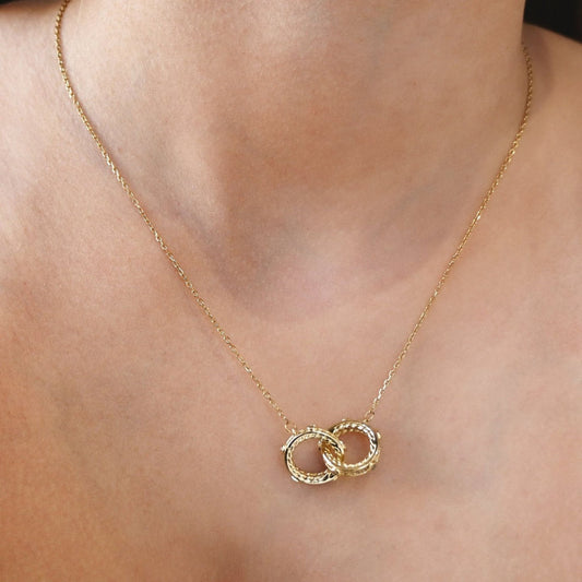 ZARA II | Colar com Círculos Interlaçados e Zircônias em Aço Inoxidável