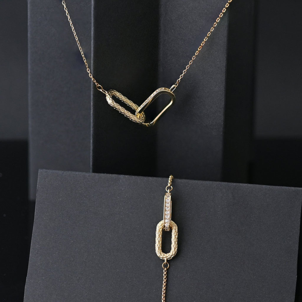 ZARA III | Pulseira com Elos Ovais Interlaçados e Zircônias em Aço Inox