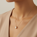 Colar dourado com corrente uniforme humanizado