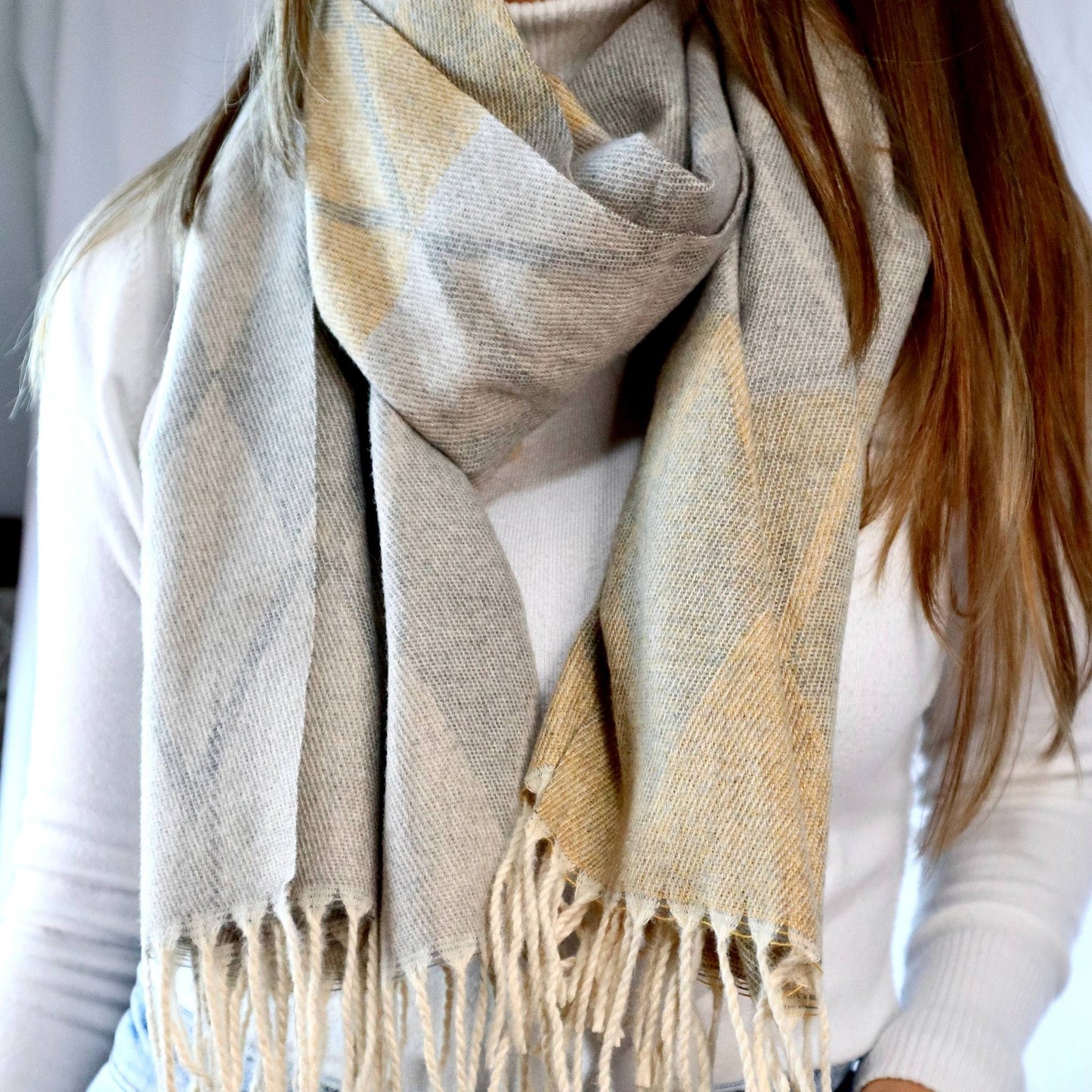 Bufanda flecos beige y gris