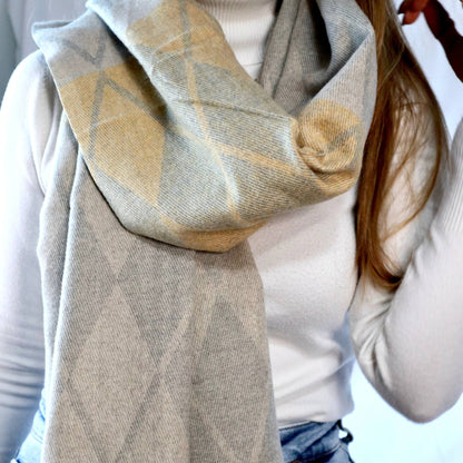 Bufanda flecos beige y gris