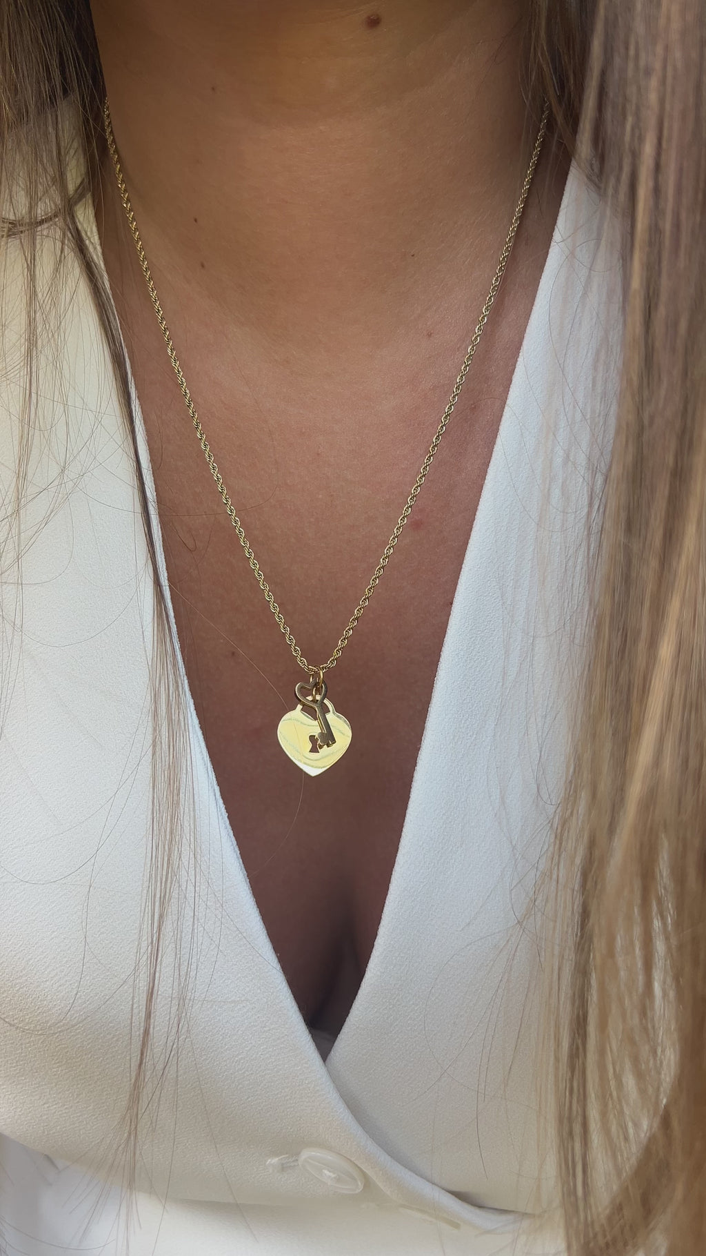 AMOUR | Colar com Coração e Chave em Aço Inoxidável