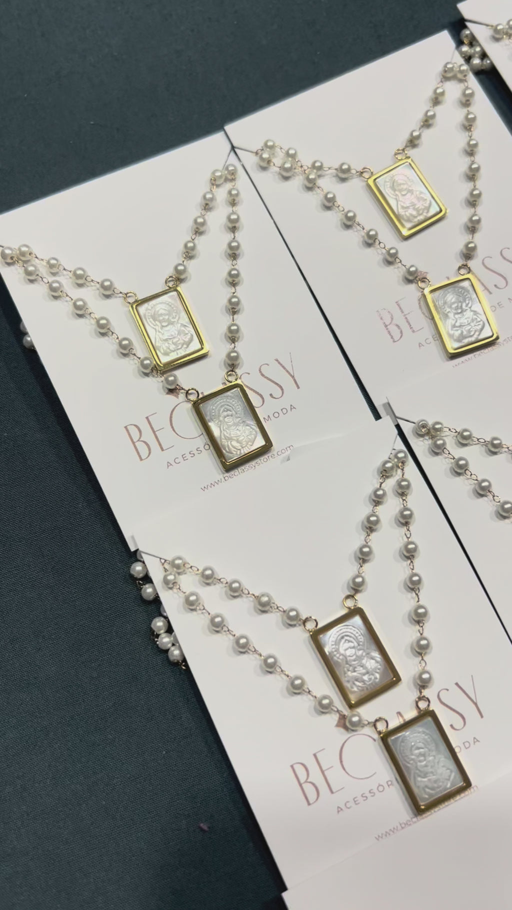CHRIS III | Escapulário em Pérolas com Medalhas em Madrepérola com Jesus Cristo em Aço Inox