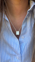 CHRIS | Colar em Pérolas com Medalha de Madrepérola e Jesus Cristo em Aço Inox