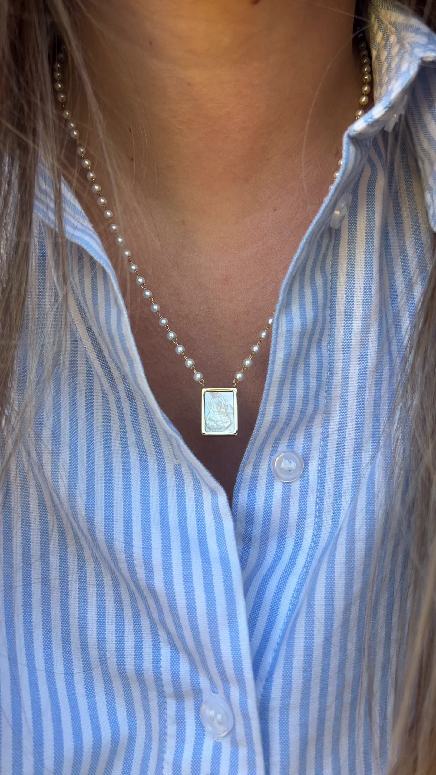 CHRIS | Colar em Pérolas com Medalha de Madrepérola e Jesus Cristo em Aço Inox